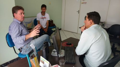 Diretores discutem programação da oficina com o radialista Fábio de Souza